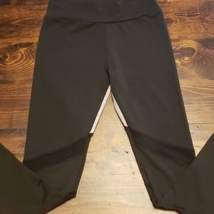 🌻💚NWOT Black and Grey Heart Butt Leggings💚